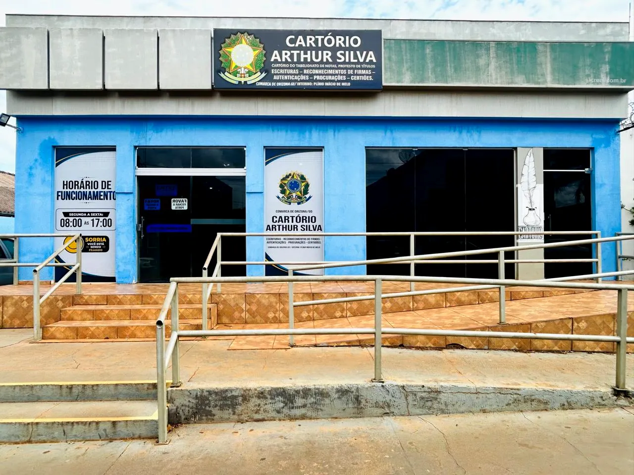 Fachada do Cartório Arthur Silva, em azul, com rampa de acesso, na Rua Marechal Floriano Peixoto