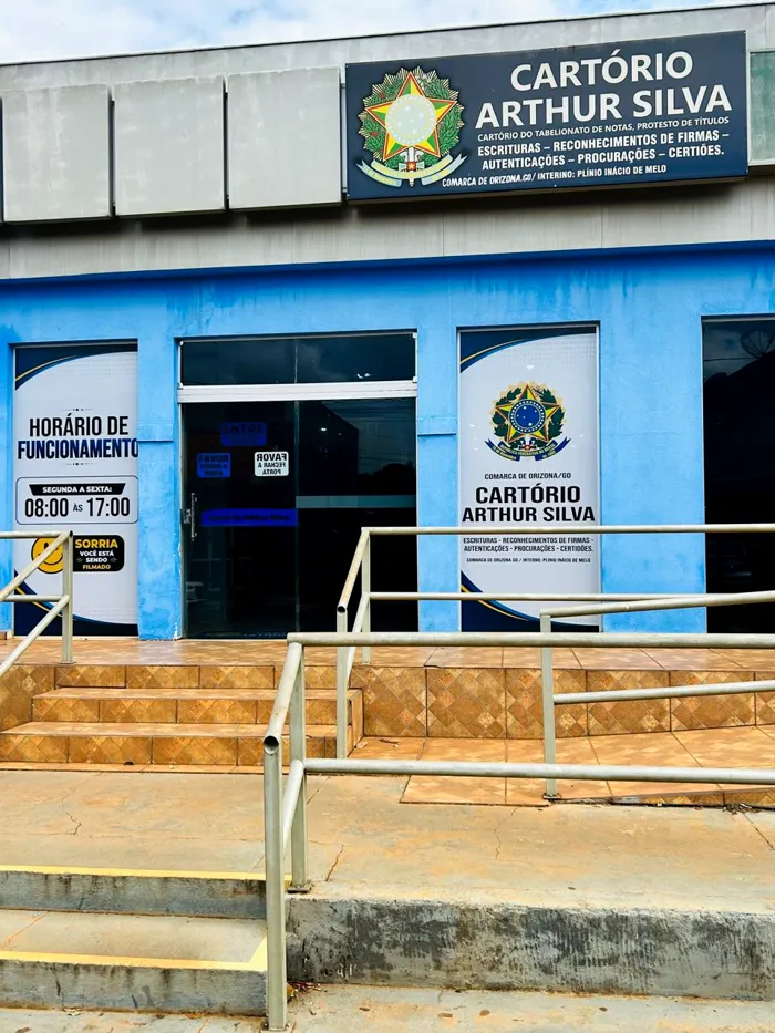 Entrada do cartório com rampa de acesso e corrimão